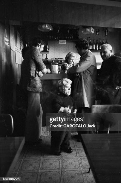 Congress Of Dwarfs In Paris. France, Aubervilliers, 5 avril 1976, Ici dans un bar, Marcel GUEGAN, un nain de 50 ans, est debout non loin du comptoir,...