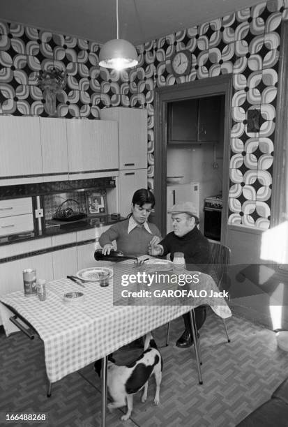 Congress Of Dwarfs In Paris. France, Aubervilliers, 5 avril 1976, Le couple de nains Patricia et Marcel GUEGAN, âgés respectivement de 21 et 50 ans,...