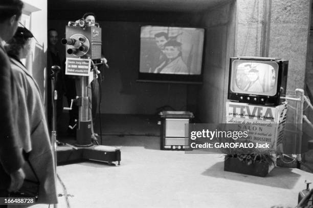 Fair Of Television. A Paris, en octobre 1953, dans cadre du salon de la Télévision et de la Radio qui se tient au Musée des travaux publics, place...