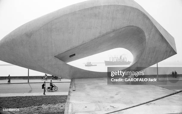 Sculpture In Le Havre 'Le Signal'. En avril 1961, sur la parvis du Musée des Beaux-Arts André Malraux, la sculpture « Le signal » oeuvre de...