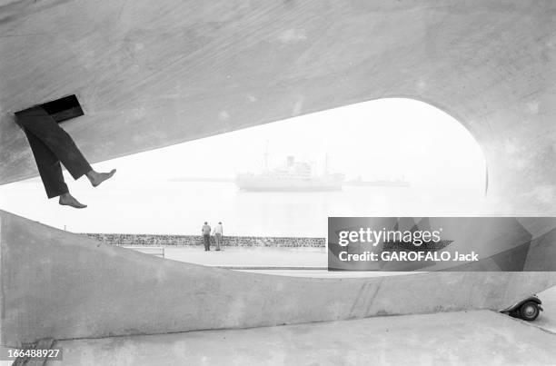 Sculpture In Le Havre 'Le Signal'. En avril 1961, sur la parvis du Musée des Beaux-Arts André Malraux, les pieds d'un visiteur monté dans la...