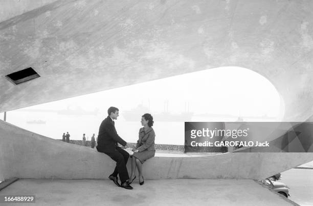 Sculpture In Le Havre 'Le Signal'. En avril 1961, sur la parvis du Musée des Beaux-Arts André Malraux, et devant la mer, un couple d'amoureux assis...