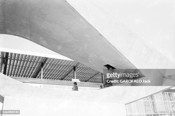 Sculpture In Le Havre 'Le Signal'. En avril 1961, sur la parvis du Musée des Beaux-Arts André Malraux, une jeune femme grimpée sur la structure,...