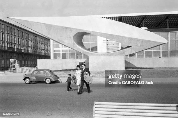 Sculpture In Le Havre 'Le Signal'. En avril 1961, des visiteurs, sur le boulevard Clemenceau, devant le Musée des Beaux-Arts André Malraux et la...