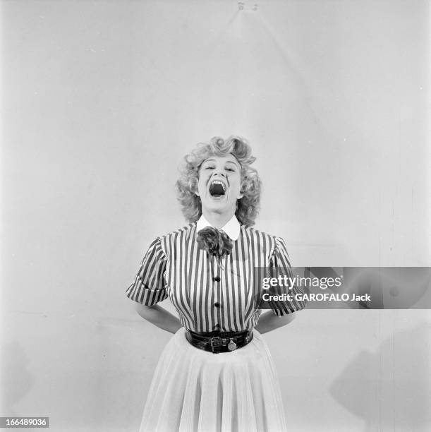 Close-Up Of Lilo, Cabaret Artist. Paris, juillet 1955 : séance studio de LILO, artiste française de retour des Etats-Unis, vêtue d'une jupe ample et...