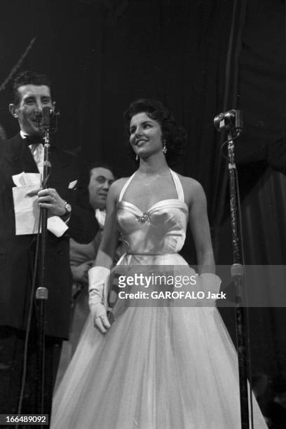Contest Miss France 1955. 1955, Fontainebleau, la soirée du concours Miss France et la gagnante Véronique ZUBER.Lors de la soirée, un animateur et la...
