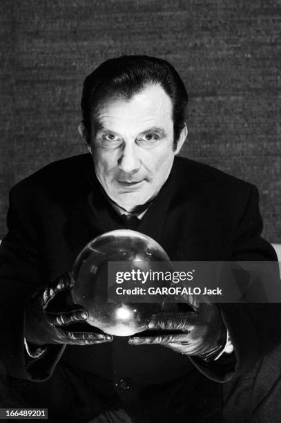 Jean Cau. 3 janvier 1977, portrait de l'écrivain et journaliste Jean CAU avec une boule de cristal.