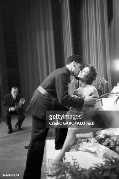 Contest Miss France 1955. 1955, Fontainebleau, la soirée du concours Miss France et la gagnante Véronique ZUBER.Lors de la soirée, un policier vient...