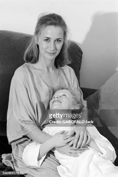 Brigitte Fossey. Paris- 5 Janvier 1977- Brigitte FOSSEY, actrice française et sa fille Marie allongée dans ses bras sur un canapé, toutes deux...