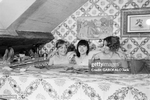 Rendezvous With The Crew Of The Film 'L'Heroine Du Triangle D'Or'. France, Paris, 11 janvier 1977, La réalisatrice Marianne LAMOUR fait tourner sa...