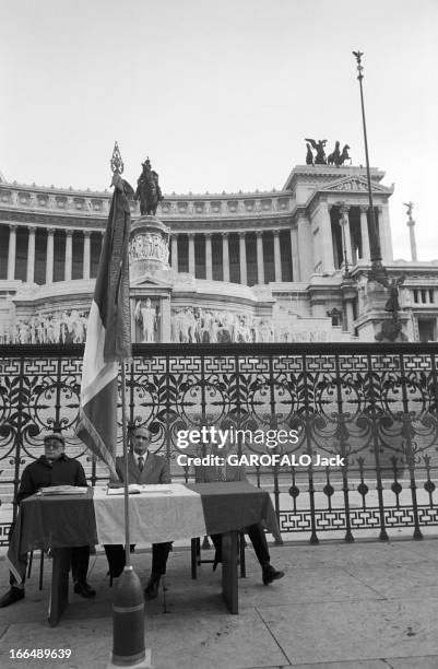 February 1977 In Italy: Unrest And Political Demonstrations. Italie, février 1977 manifestations et luttes politiques. A Rome, devant un monument,...