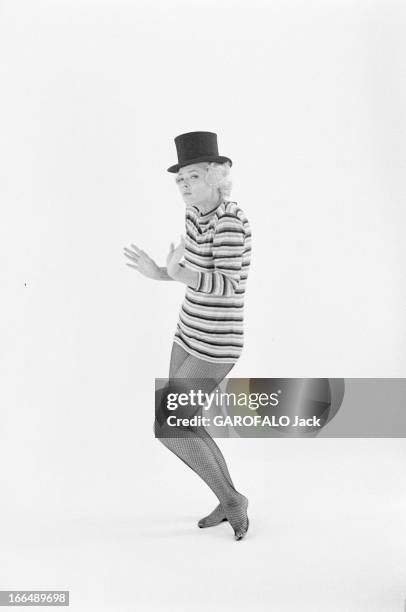 Corinne Marchand Poses In Studio. 4 janvier 1962, Corinne MARCHAND est une actrice et chanteuse française, rendue célèbre par le film de la...