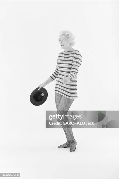 Corinne Marchand Poses In Studio. 4 janvier 1962, Corinne MARCHAND est une actrice et chanteuse française, rendue célèbre par le film de la...