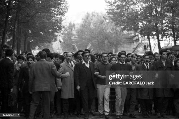 France 1961 A Demonstration Of Students. Avril 1961 - Paris, Quartier latin - une manifestation d'étudiants en rapport à la situation en Algérie. Des...