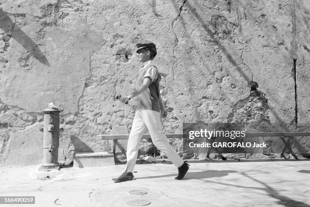 Jeanne Moreau Presents ' Jules Et Jim' Fashion In St Tropez. France, Saint-Tropez, 13 avril 1962, dans la station balnéaire célèbre pour ses soirées,...