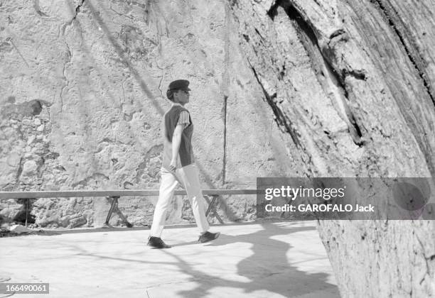 Jeanne Moreau Presents ' Jules Et Jim' Fashion In St Tropez. France, Saint-Tropez, 13 avril 1962, dans la station balnéaire célèbre pour ses soirées,...