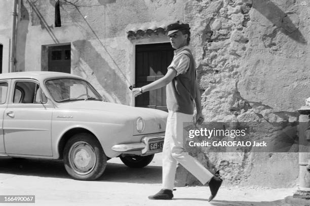 Jeanne Moreau Presents ' Jules Et Jim' Fashion In St Tropez. France, Saint-Tropez, 13 avril 1962, dans la station balnéaire célèbre pour ses soirées,...