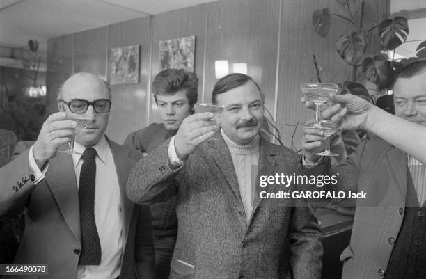 Lotto Winner. 15 avril 1977, Jean Claude B, menuisier à Versailles, a gagné 250 millions de francs au loto. Il fête son succès en buvant du champagne...