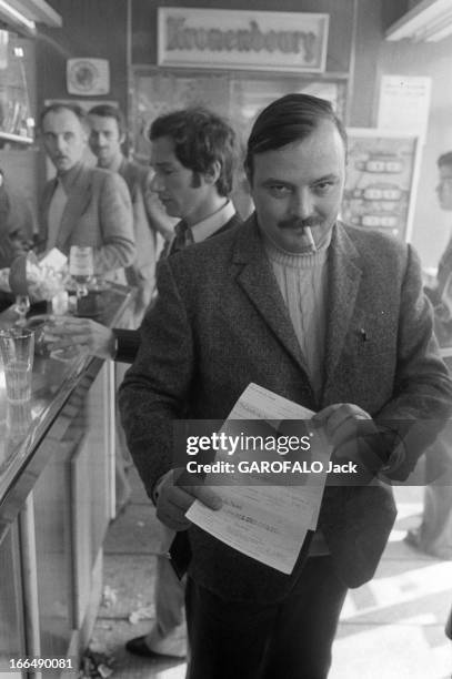 Lotto Winner. 15 avril 1977, Jean Claude B, menuisier à Versailles, a gagné 250 millions de francs au loto. Dans un café, il montre ses chèques.