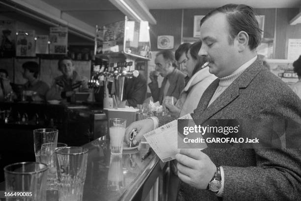 Lotto Winner. 15 avril 1977, Jean Claude B, menuisier à Versailles, a gagné 250 millions de francs au loto. Dans un café, au bar, il montre une...