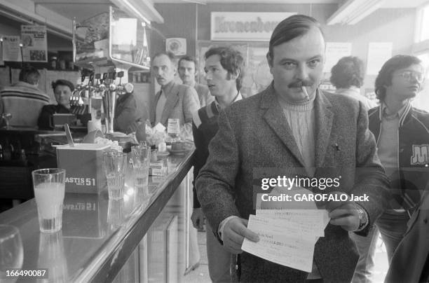 Lotto Winner. 15 avril 1977, Jean Claude B, menuisier à Versailles, a gagné 250 millions de francs au loto. Dans un café, il montre ses chèques.