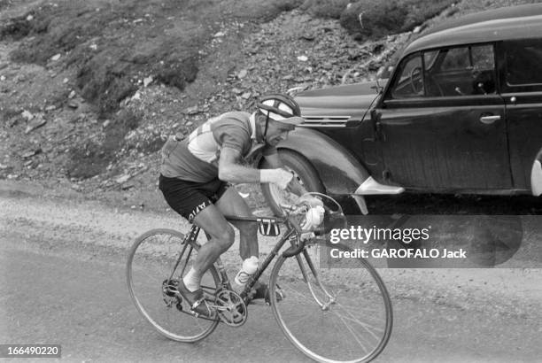 Tour De France July 1959. Du 9 juillet au 18 juillet 1959, tour de France cycliste . Dans une étape de montagne, Jean ROBIC, vétéran de 38 ans, en...