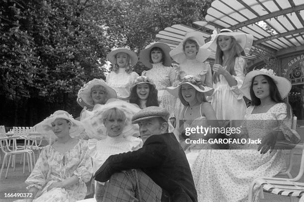 Rendezvous With Alain Bernardin And Girls Of 'Crazy Horse' In Cannes. France, Cannes, 12 mai 1977, Alain BERNARDIN a fondé le cabaret 'Crazy Horse...