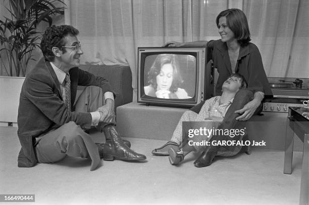 Francois De Closets. Paris- 20 juin 1977- Chez lui, François DE CLOSETS, journaliste français, assis en compagnie de sa femme Jannick, son fils Régis...