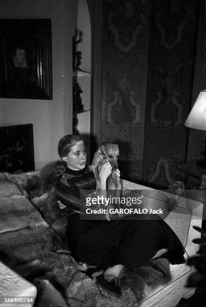 Close-Up Of Genevieve Page. Paris- Février 1954- Close-up Geneviève PAGE, jeune comédienne: celle-ci en polo à col roulé sur jupe longue, posant...