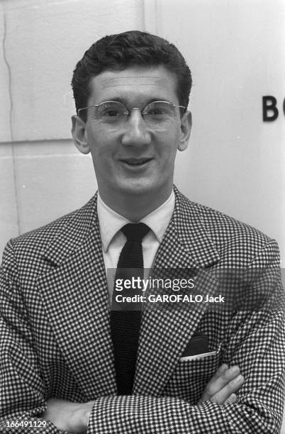 Daniel Cauchy. Paris- 4 Août 1956- Portrait de Daniel CAUCHY, acteur Français, portant des lunettes de vue, une veste en pied-de-poule, souriant.