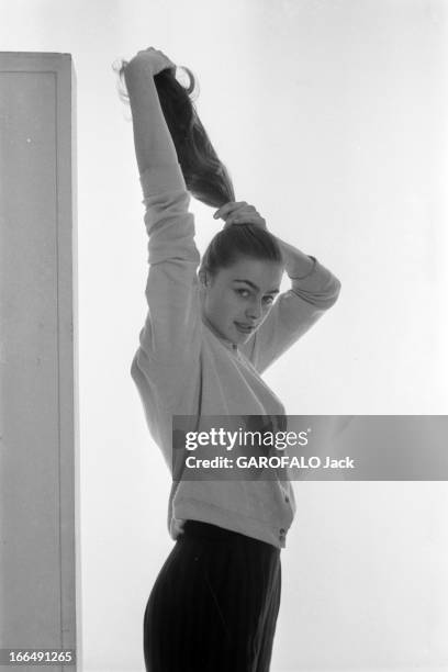 Close-Up Of Michele Girardon. France Paris 1956 Close up de Michèle GIRARDON actrice. Portait studio de la jeune actrice se coiffant les cheveux en...