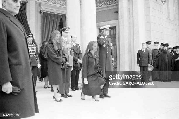 Funeral Of King Paul I Of Greece In 1964. Greece, Athens 12 mars 1964 les obseques de Paul 1er de Greece dans la cathedrale. Sur le parvis devant des...