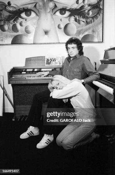 Rendezvous With Michel Sardou With Familly. Paris, rue de Lille- 13 fevrier 1981- Chez lui, dans son appartement, Michel SARDOU posant une main sur...