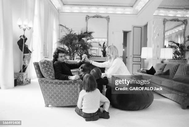 Rendezvous With Michel Sardou With Familly. Paris, rue de Lille- 13 fevrier 1981- Chez lui, dans le salon de son appartement, Michel SARDOU assis en...