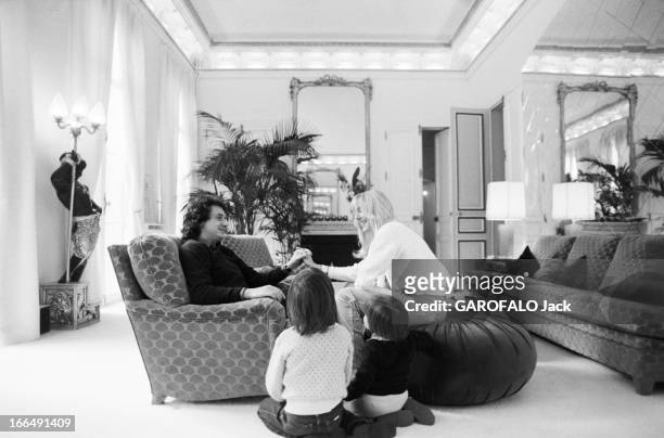 Rendezvous With Michel Sardou With Familly. Paris, rue de Lille- 13 fevrier 1981- Chez lui, dans le salon de son appartement, Michel SARDOU assis en...