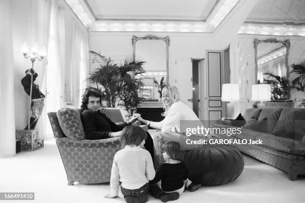 Rendezvous With Michel Sardou With Familly. Paris, rue de Lille- 13 fevrier 1981- Chez lui, dans le salon de son appartement, Michel SARDOU assis en...