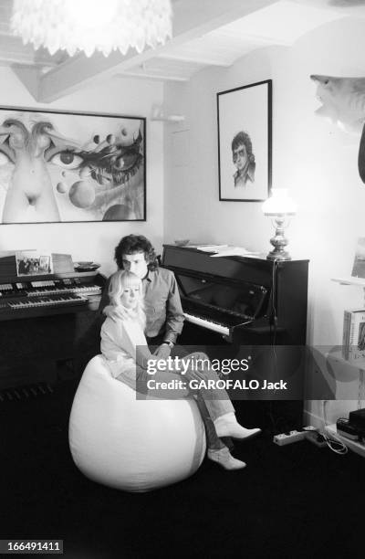 Rendezvous With Michel Sardou With Familly. Paris, rue de Lille- 13 fevrier 1981- Chez lui, dans le salon de son appartement, Michel SARDOU assis aux...