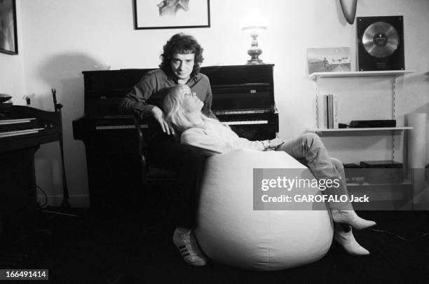 Rendezvous With Michel Sardou With Familly. Paris, rue de Lille- 13 fevrier 1981- Chez lui, dans le salon de son appartement, Michel SARDOU assis aux...