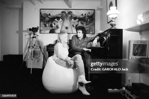 Rendezvous With Michel Sardou With Familly. Paris, rue de Lille- 13 fevrier 1981- Chez lui, dans le salon de son appartement, Michel SARDOU assis aux...