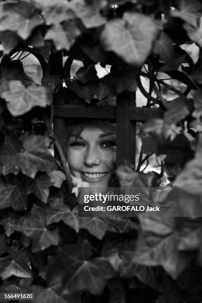 Kim Novak In Paris. Paris, 5 octobre 1962, un maçon à prévenu le journal : son échafaudage donne sur l'appartement que loue la comédienne américaine...