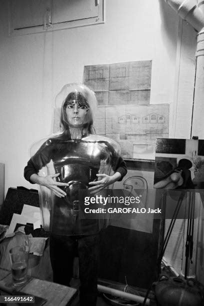Stylist Victoire Prepares The 1967 April Ball. Octobre 1967, la mannequin VICTOIRE prépare le Bal ' April in Paris'. Dans un atelier, Victoier essaie...