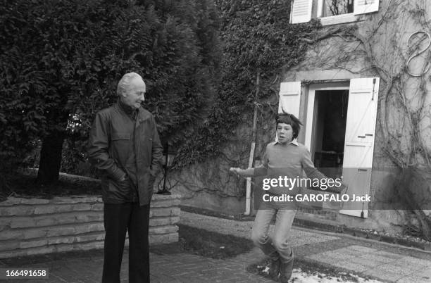 Rendezvous With Robert Merle. 1er décembre 1980, l'écrivain Robert MERLE dans sa maison, 'La Malmaison' à Grosrouvre , cadeau de Henri II à Diane de...