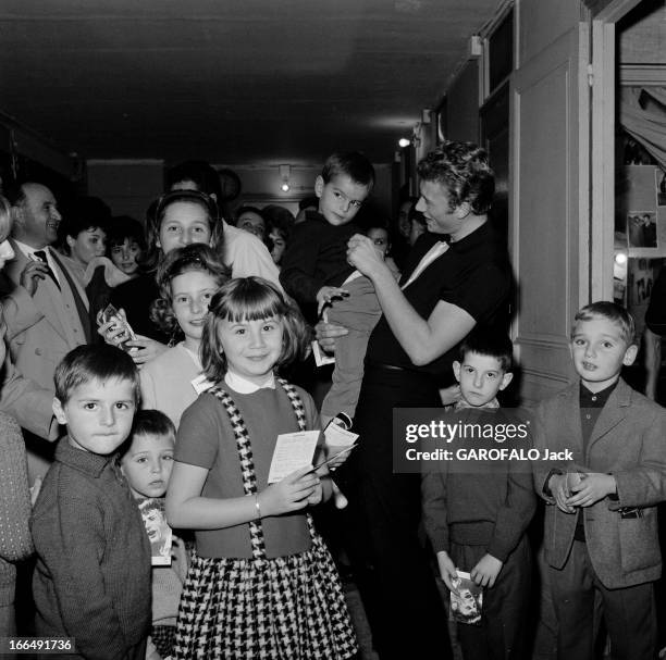 Johnny Hallyday And His Fans. Paris- 1 novembre 1962- Johnny HALLYDAY, chanteur français et ses fans âgés de moins de 12 ans: celui-ci portant un...