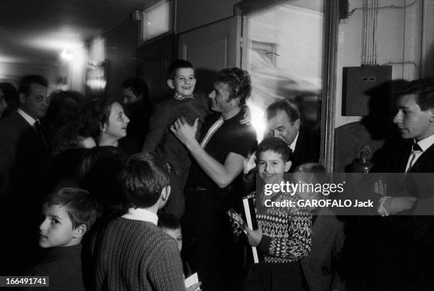Johnny Hallyday And His Fans. Paris- 1 novembre 1962- Johnny HALLYDAY, chanteur français et ses fans âgés de moins de 12 ans: celui-ci portant un...