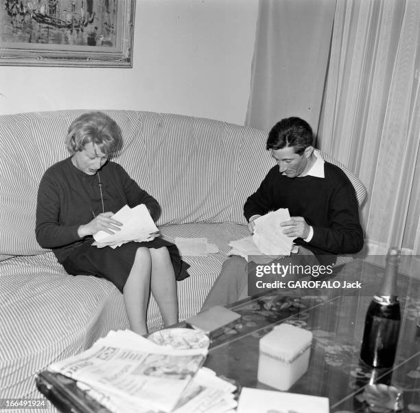 Rendezvous With Walter Bonatti. 1er février 1963, dans son appartement, l'alpiniste italien Walter BONATTI avec son épouse, au retour de la première...