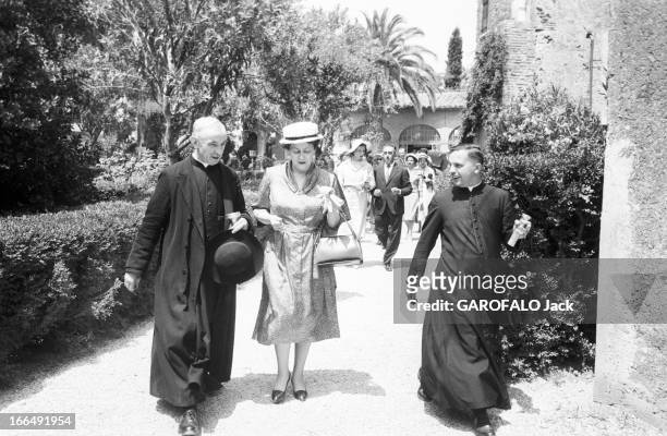 Official Travel Of President Charles De Gaulle And Yvonne In Italy. Yvonne DE GAULLE, Mme DE GAULLE, coiffée d'un chapeau blanc, portant des gants et...