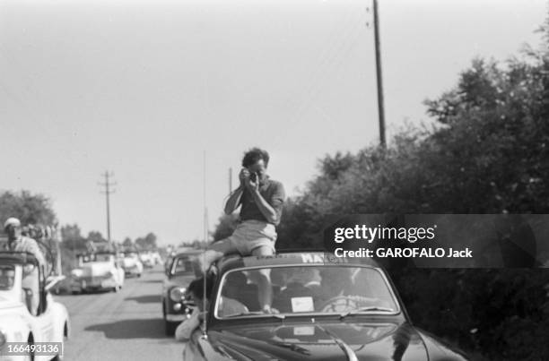 Tour De France July 1959. Du 9 juillet au 18 juillet 1959, tour de France cycliste. Installé sur le toit ouvrant, d'une voiture de Paris-Match un...