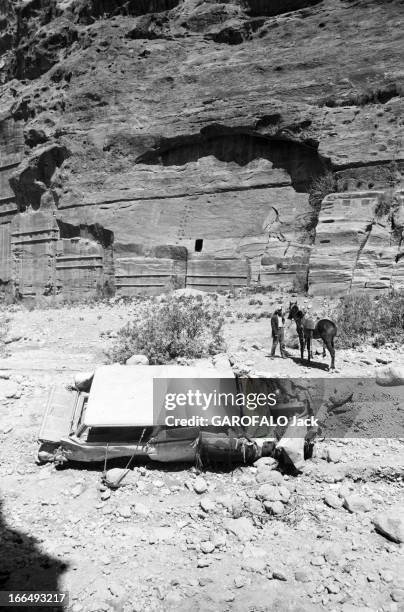 Drama In Jordan. Jordanie- 12 Avril 1963- Lors d'un pèlerinage en terre Sainte, 22 jeunes femmes Françaises sur 25 ont trouvé la mort. Le groupe a...