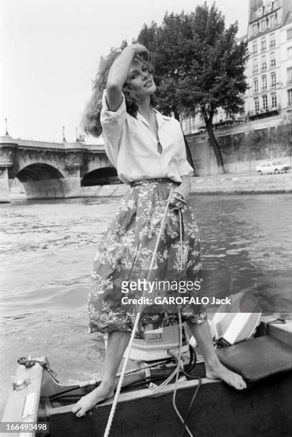 Lois Chiles. Paris- 8 août 1978- Lois CHILES en attitude debout à l'arrière d'une vedette sur la Seine, en jupe longue pieds nus, tenant une corde.
