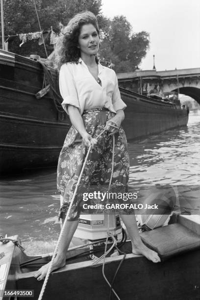 Lois Chiles. Paris- 8 août 1978- Lois CHILES en attitude debout à l'arrière d'une vedette sur la Seine, en jupe longue pieds nus, tenant une corde.